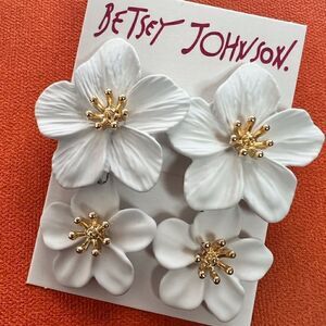 🌺 Betsey Johnson beautiful double flower dangle earrings 🌺